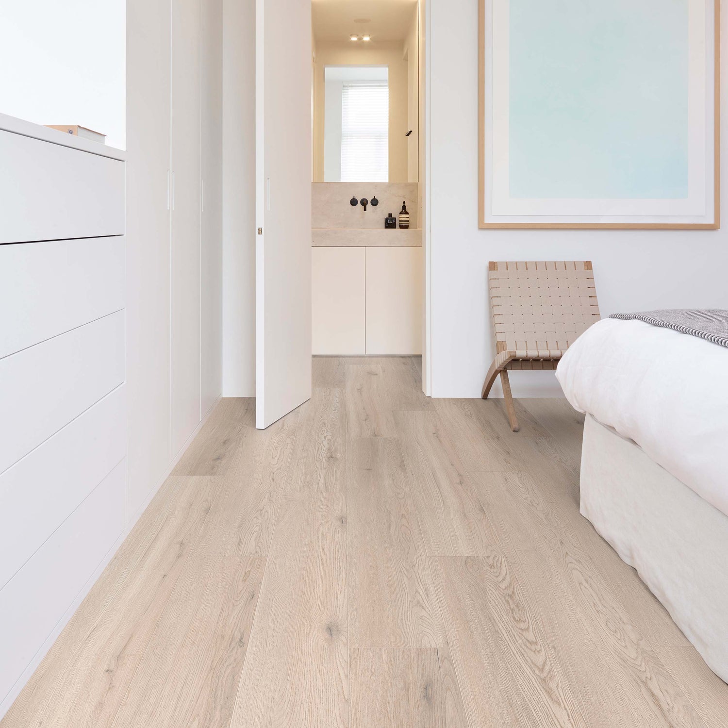 Klick-Vinyl hellbraun Holzoptik im Schlafzimmer