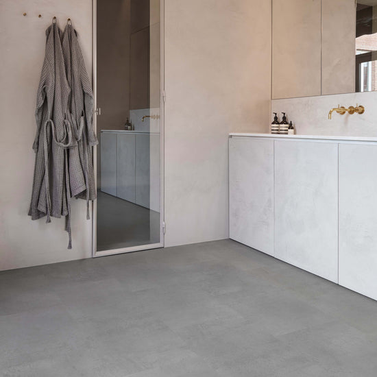 Klick-Vinyl Fliesenoptik Grau im Badezimmer