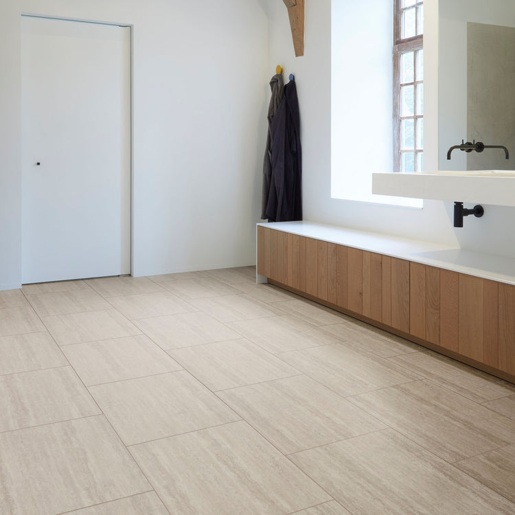 Klick-Vinyl Beige Steinoptik im Badezimmer