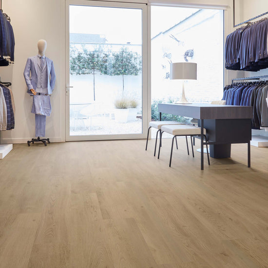 Klick-Vinyl braun Holzoptik im Wohnzimmer