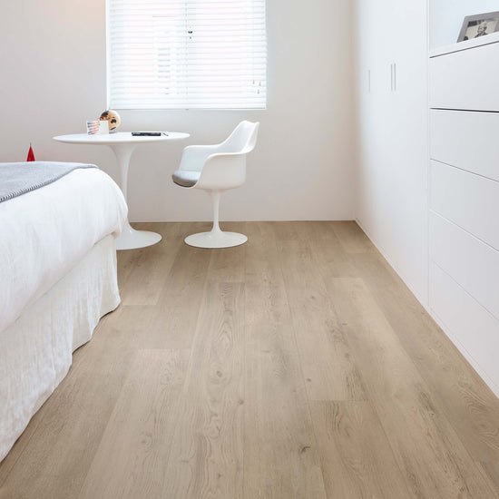 Klick-Vinyl braun Holzoptik im Schlafzimmer