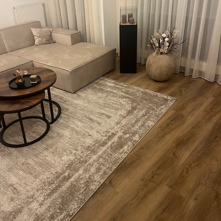 Eiche Eiche Apatura Klebevinyl in Wohnzimmer mit beiger Couch, Teppich, Holztisch und Dekoration