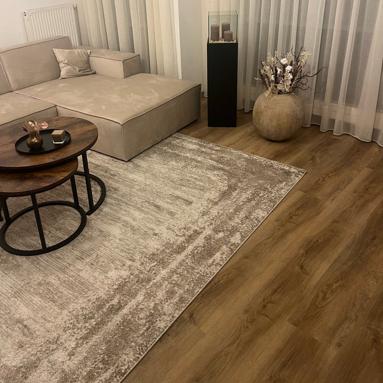 Eiche Eiche Apatura Klebevinyl in Wohnzimmer mit beiger Couch, Teppich, Holztisch und Dekoration