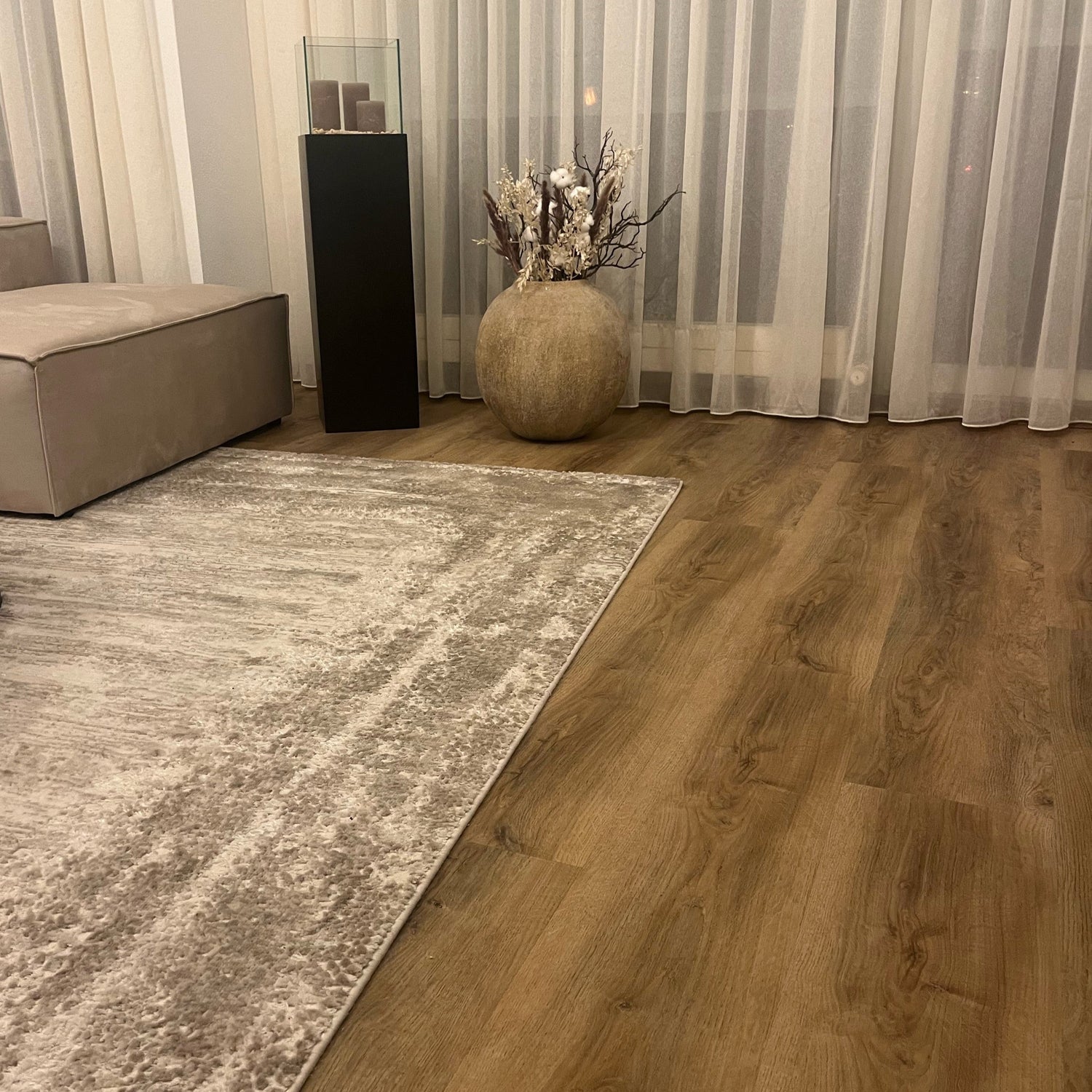 Eiche Apatura Klebevinyl in Wohnzimmer mit beiger Couch, Teppich und Dekoration

