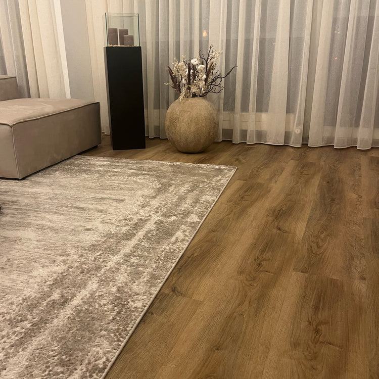 Eiche Apatura Klebevinyl in Wohnzimmer mit beiger Couch, Teppich und Dekoration
