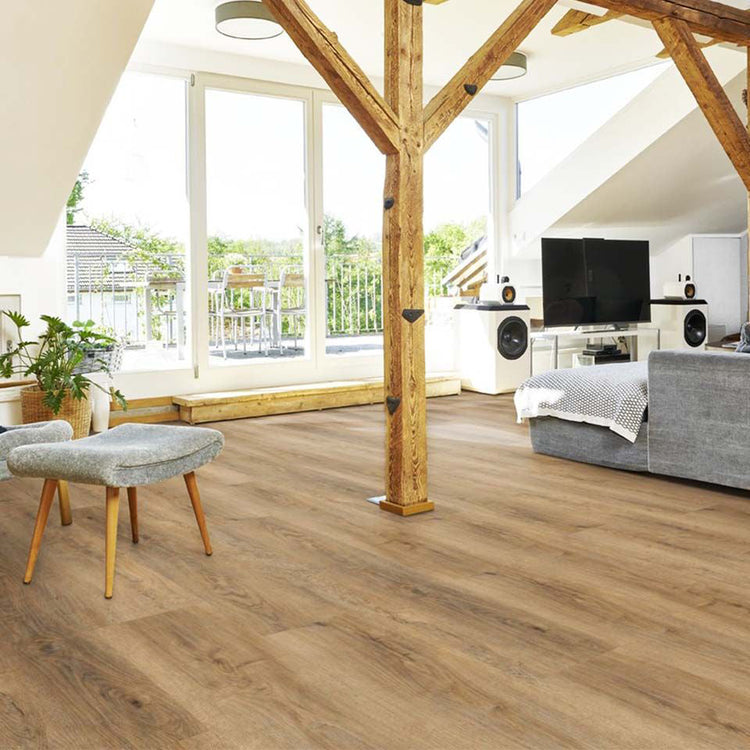 Eiche Apatura Klick-Vinylboden in Wohnzimmer mit Deckenstütze aus Holz, Fernseher, Lautsprechern und Dekoration