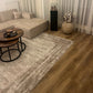 Eiche Eiche Apatura Klick-Vinylboden Muster in Wohnzimmer mit beiger Couch, Teppich, Holztisch und Dekoration