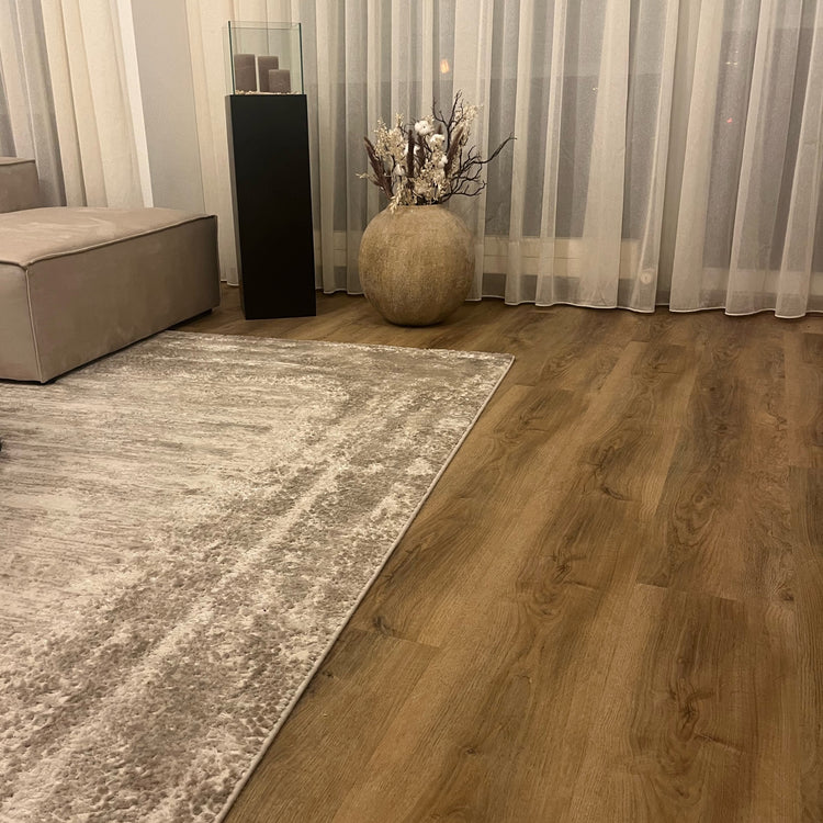 Eiche Apatura Klick-Vinylboden in Wohnzimmer mit beiger Couch, Teppich und Dekoration
