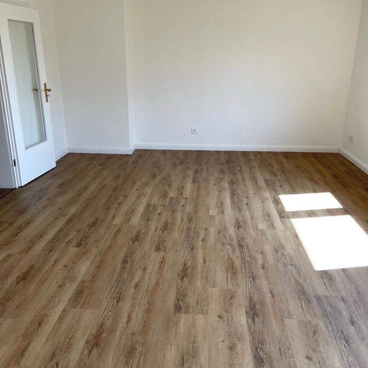 Klick-Vinylboden Eiche Vanezia in leerem Raum