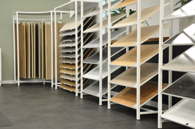 Unterschiedliche Bodenbeläge die ausgestellt wurden. Von Klickvinyl über Klebevinyl und Laminat ist alles zu sehen.