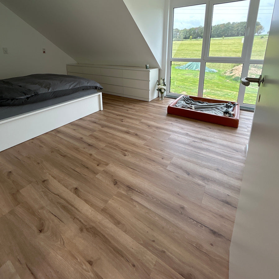 Klick-Vinyl in braun mit Holzoptik