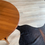 Vinylboden in heller Holzoptik – stilvolle Kombination mit Massivholztisch und schwarzem Fellteppich