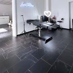 Klick-Vinyl in schwarzer Steinfliesenoptik