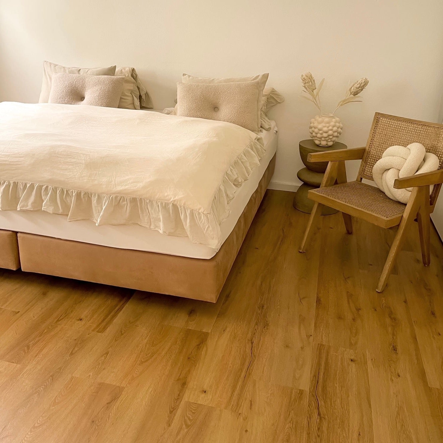 Naturidentischen Oberfläche in Braun im modernen Schlafzimmer