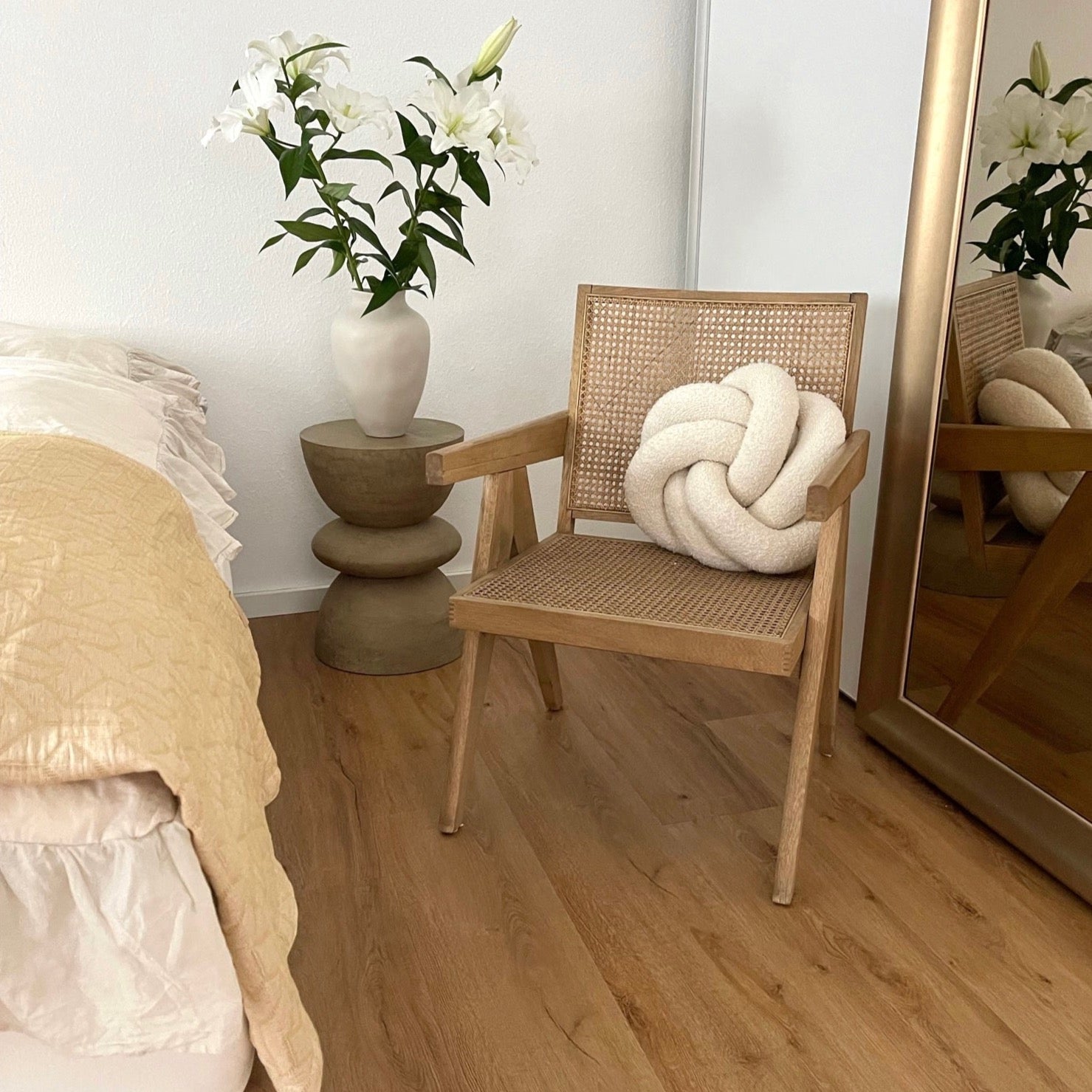Naturidentischen Oberfläche in Braun im modernen Schlafzimmer