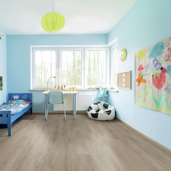 Helles Kinderzimmer mit Klick-Vinylboden Eiche Fiducia in Holzoptik, blauem Bett, Schreibtisch, Sitzsack und bunter Wanddekoration – robuster Vinylboden von Laminatshop24