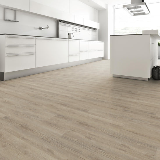 Moderne Küche mit Klick-Vinylboden Eiche Fiducia in heller Holzoptik, weißen Hochglanzfronten und Kücheninsel – robuster Vinylboden vom Laminat Fachhandel Laminatshop24