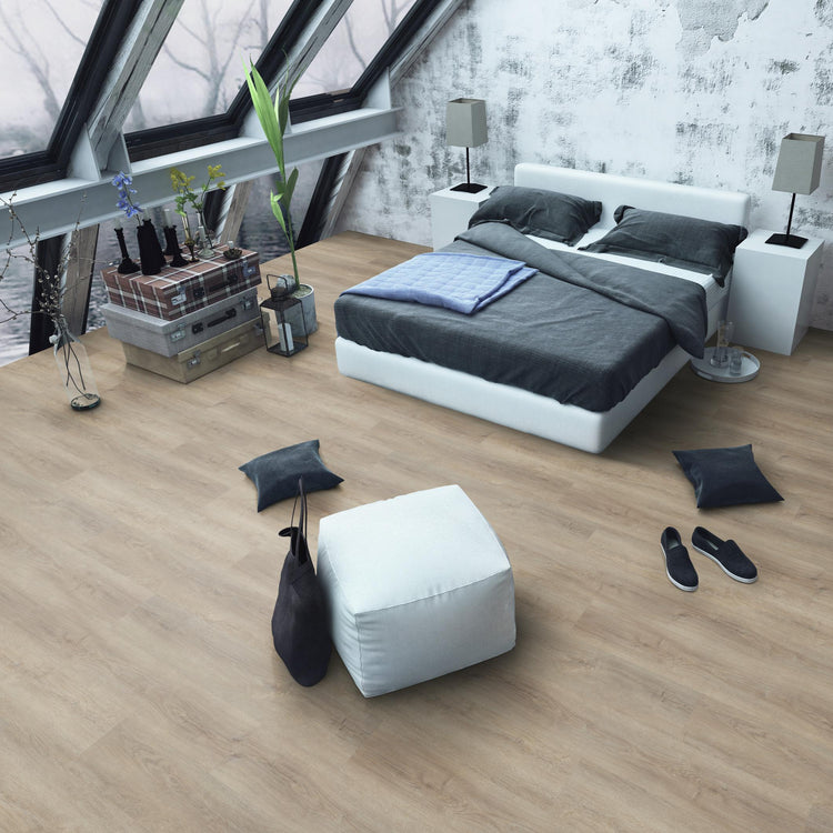 Moderner Schlafraum mit Klick-Vinylboden Eiche Mirandus in warmer Holzoptik – hochwertiger Bodenbelag aus dem Laminat Fachhandel von Laminatshop24. Ideal für natürliche Wohnatmosphäre und stilvolles Raumdesign