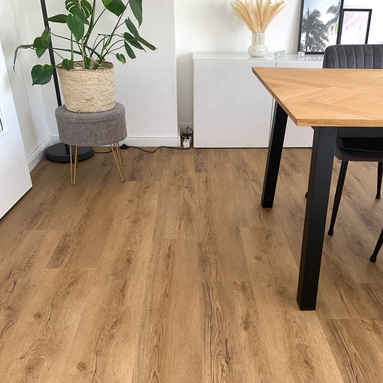 Authentische Holznachbildung in Braun vom Klebevinyl Eiche Vanezia in modernem Essbereich 