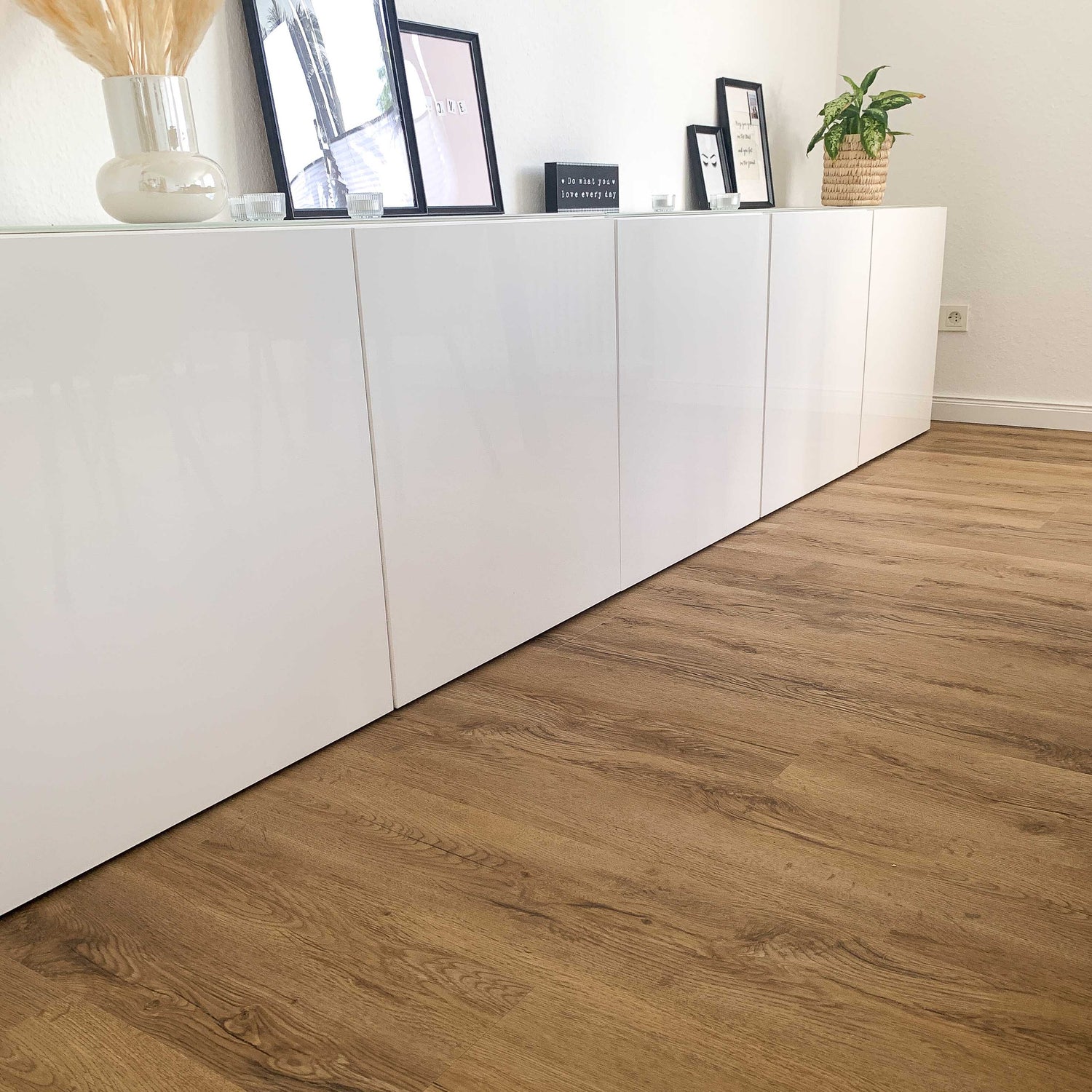 Authentische Holznachbildung in Braun vom Klebevinyl Eiche Vanezia in Raum mit modernem Sideboard