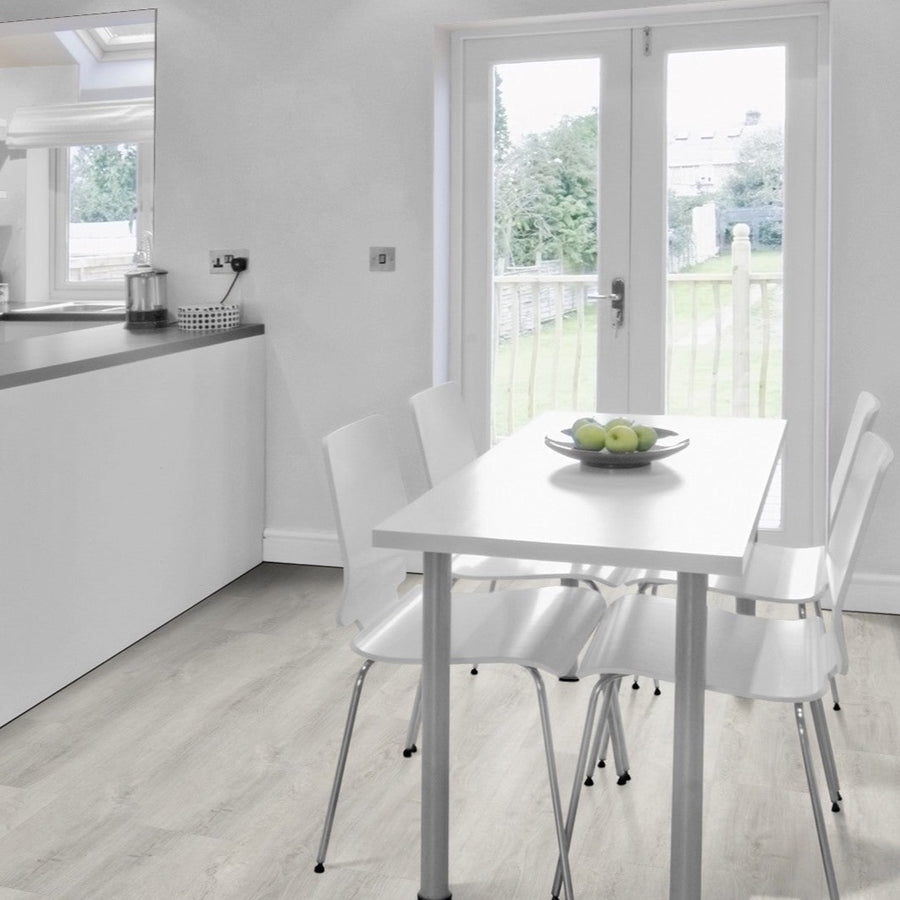 Klick-Vinyl in Grau mit Holzoptik im Essbereich