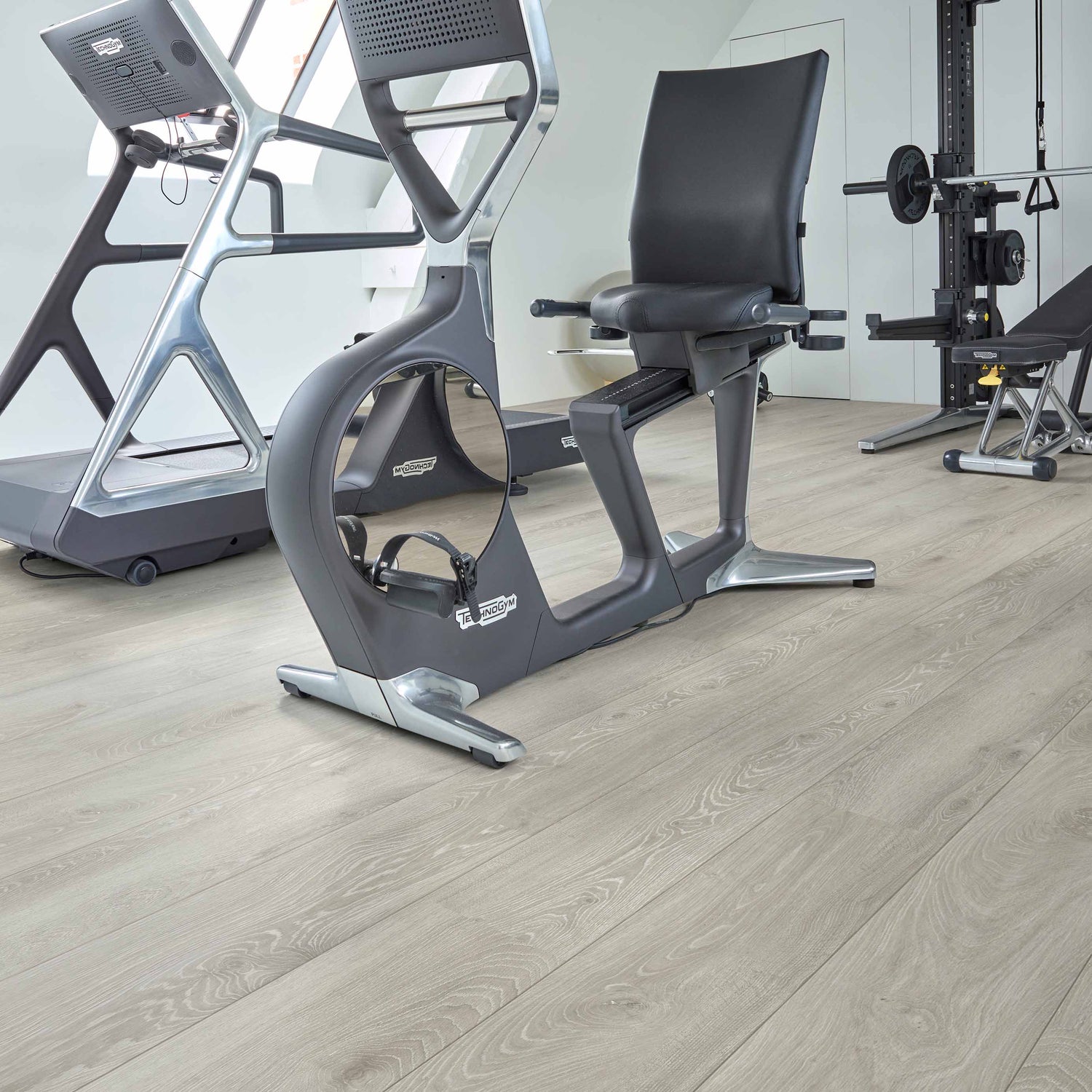 Klick-Vinyl grau Holzoptik im Fitnessstudio